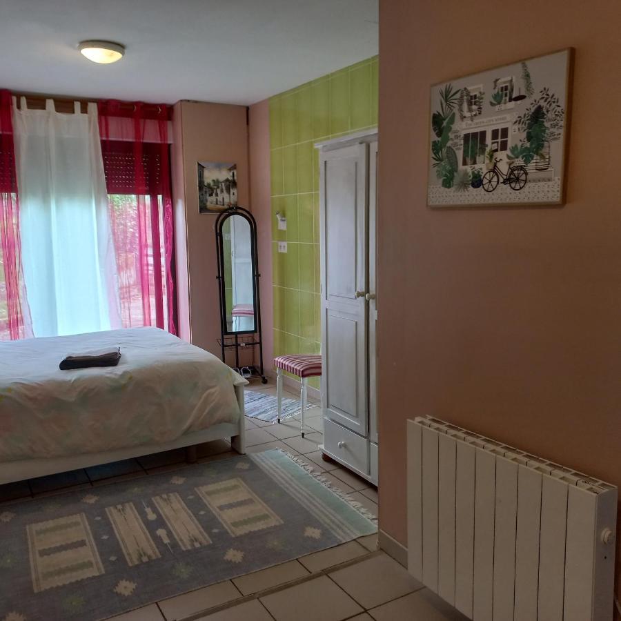 Chambre Spatieuse Avec Grand Lit. Aspet Bagian luar foto