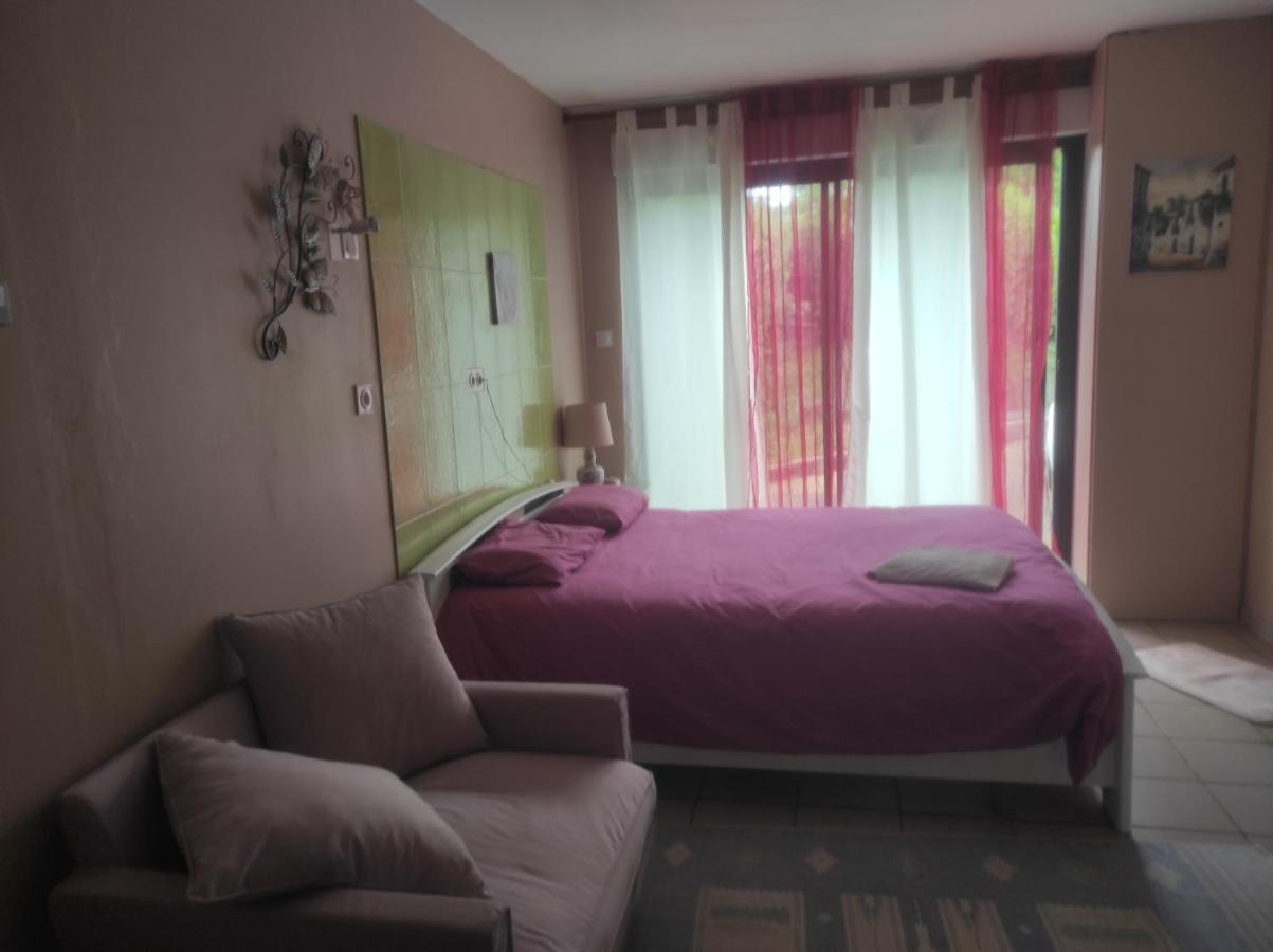 Chambre Spatieuse Avec Grand Lit. Aspet Bagian luar foto