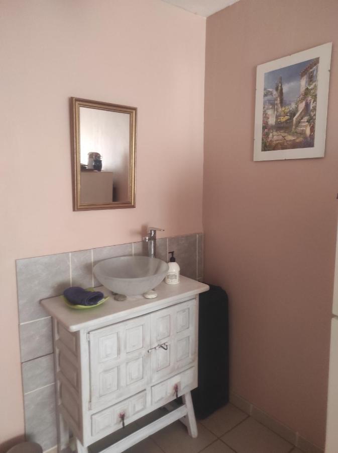 Chambre Spatieuse Avec Grand Lit. Aspet Bagian luar foto